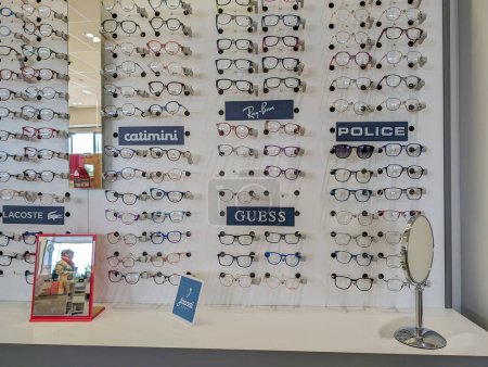 Téléchargez les photos : France, 26 Avril 2024 : Affichage de lunettes dans un magasin de vente au détail avec différentes marques - en image libre de droit
