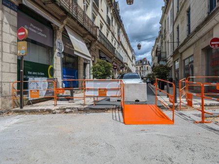 Téléchargez les photos : France, 3 mai 2024 : Scène de rue urbaine avec barrières de construction dans une ville animée - en image libre de droit