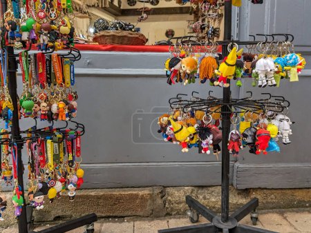 Téléchargez les photos : France, 7 Avril 2024 : Porte-clés souvenir coloré sur un stand dans un marché de rue - en image libre de droit