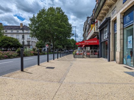 Téléchargez les photos : France, 3 mai 2024 : Scène de rue urbaine avec brasserie et aménagement paysager moderne - en image libre de droit