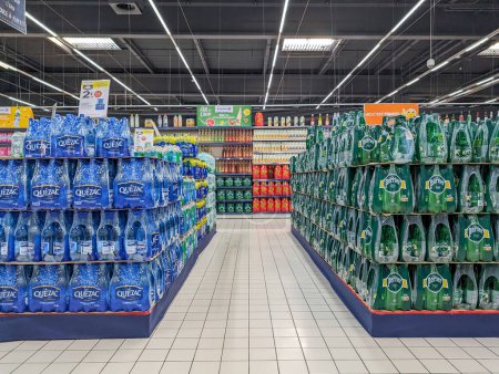 Téléchargez les photos : France, 11 avril 2024 : Allée des supermarchés avec eau embouteillée Quezac exposée - en image libre de droit