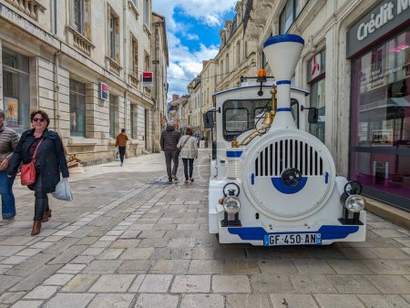 Téléchargez les photos : France, 3 mai 2024 : Train touristique dans une rue piétonne d'une ville française - en image libre de droit