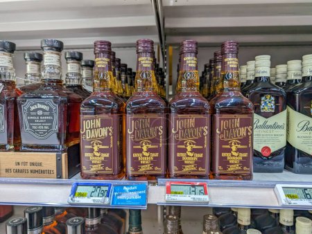 Téléchargez les photos : France, 26 avril 2024 : Assortiment de bouteilles de bourbon et de whisky sur une étagère de magasin d'alcool - en image libre de droit