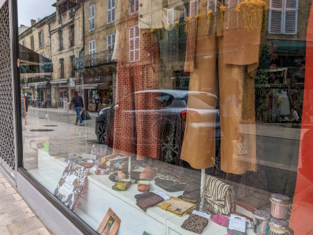 Téléchargez les photos : France, 7 Avril 2024 : Vitrine de mode avec des reflets de rue dans un cadre urbain historique - en image libre de droit