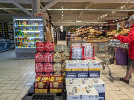 Téléchargez les photos : France, 3 Mai 2024 : Supermarché Shopping Aisle with Focus on Beer and Cheese Displays - en image libre de droit