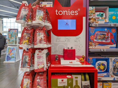 Téléchargez les photos : France, 26 Avril 2024 : Affichage au détail de jouets et d'appareils audio pour enfants de marque Tonies dans un magasin - en image libre de droit
