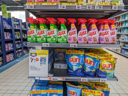 Foto de Francia, 26 de abril de 2024: Pasillo en un supermercado que exhibe varias marcas de productos de limpieza - Imagen libre de derechos
