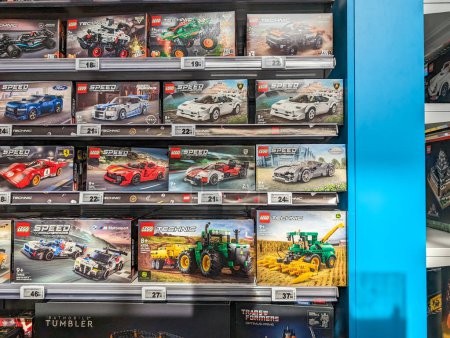 Téléchargez les photos : France, 26 Avril 2024 : Un éclatant étalage de divers ensembles LEGO Technic et LEGO Speed Champions sur les étagères du magasin - en image libre de droit