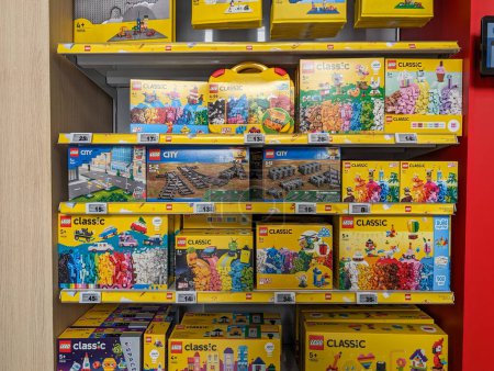 Téléchargez les photos : France, 26 Avril 2024 : Un vaste affichage de divers ensembles LEGO dans un magasin de jouets. - en image libre de droit