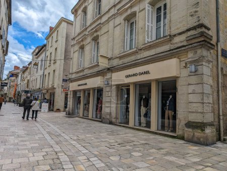 Téléchargez les photos : France, 3 Mai 2024 : Gerard Darel Boutique de mode dans une rue pavée - en image libre de droit