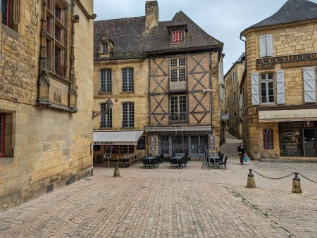 Téléchargez les photos : France, 7 avril 2024 : Place historique à colombages médiévaux et crêperie locale en France - en image libre de droit
