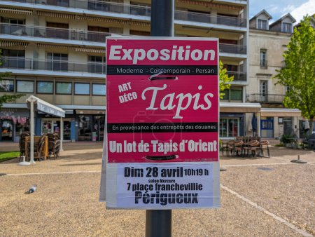 Foto de Francia, 28 de abril de 2024: Cartel promocional para la exposición de alfombras orientales en Perigueux - Imagen libre de derechos