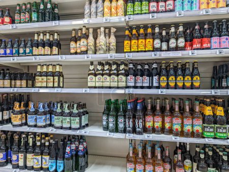 Téléchargez les photos : France, 11 Avril, 2024 : Variété de bouteilles de bière affichées sur les étagères des supermarchés - en image libre de droit