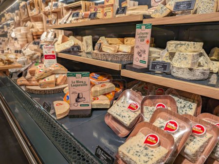 Téléchargez les photos : France, 8 avril 2024 : Différents types de fromages exposés sur les étagères des supermarchés - en image libre de droit