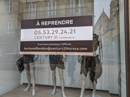 Téléchargez les photos : France, 7 Avril 2024 : Devise de magasin avec panneau "For Lease" du Siècle 21. - en image libre de droit