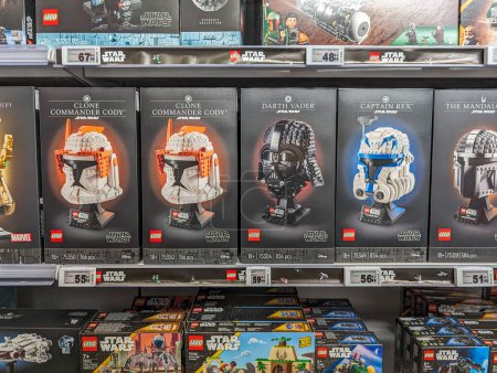 Foto de Francia, 26 de abril de 2024: modelos de casco LEGO de Star Wars expuestos en una tienda minorista. - Imagen libre de derechos