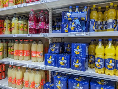Foto de Francia, día, 11 de abril de 2024: Sección de bebidas en un supermercado que muestra varias marcas de refrescos . - Imagen libre de derechos