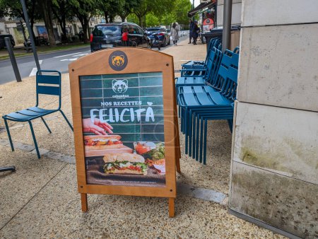 Téléchargez les photos : France, 3 Mai, 2024 : Affichage de café en plein air articles de menu publicitaire. - en image libre de droit