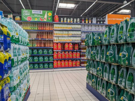Téléchargez les photos : France, 11 Avril 2024 : L'allée du supermarché approvisionnée en boissons. - en image libre de droit