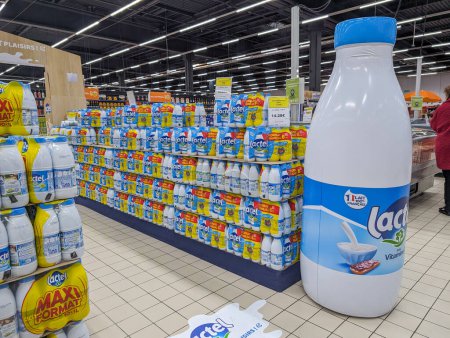 Téléchargez les photos : France, 27 Avril 2024 : Allée des supermarchés avec des produits laitiers Lactel. - en image libre de droit