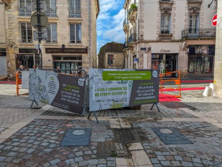 Foto de Francia, 5 de mayo de 2024: Signos de construcción en una plaza de la ciudad francesa - Imagen libre de derechos