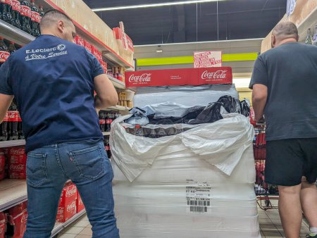 Téléchargez les photos : France, 13 Avril 2024 : Les employés stockent Coca-Cola dans l'allée du supermarché - en image libre de droit