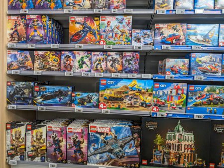 Téléchargez les photos : France, 26 Avril 2024 : Les ensembles LEGO exposés sur les étagères du magasin - en image libre de droit