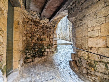 Téléchargez les photos : France, 7 avril 2024 : Arc en pierre et sentier dans une ville médiévale historique. - en image libre de droit