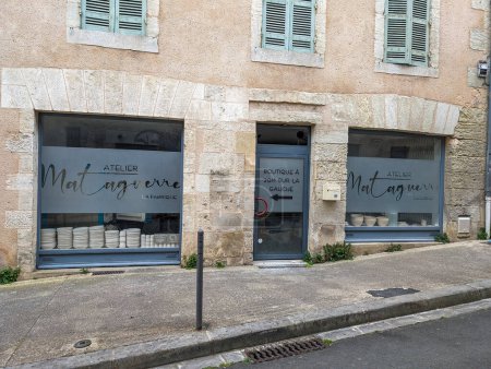 Téléchargez les photos : France, 24 avril 2024 : Extérieur de la boutique Atelier Mataguerre dans un bâtiment historique avec vitrines et signalétique. - en image libre de droit