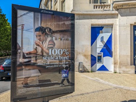 Téléchargez les photos : France, 9 Mai 2024 : Annonce d'AXA à l'arrêt de bus à French City - en image libre de droit