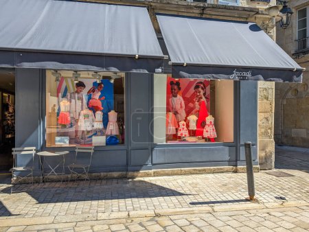 Foto de Francia, 9 Mayo, 2024: Jacadi Paris tienda con ropa para niños en exhibición en una calle urbana. - Imagen libre de derechos