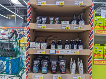 Téléchargez les photos : France, 08 Mai 2024 : Etagère présentant des produits de toilettage pour hommes dans un supermarché - en image libre de droit