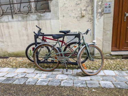 Téléchargez les photos : France, 8 Mai 2024 : Vélos garés sur une rue Cobblestone - en image libre de droit