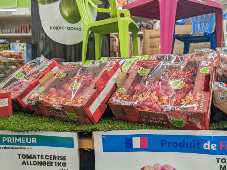 Téléchargez les photos : France, 22 mai 2024 : Des tomates cerises fraîches exposées sur un marché local - en image libre de droit