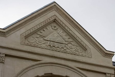Téléchargez les photos : France, 19 mai 2024 : Détail architectural du fronton du bâtiment historique avec symboles maçonniques. - en image libre de droit