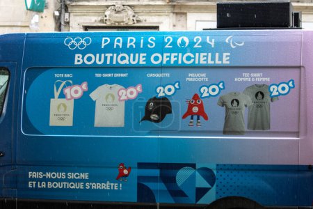 Téléchargez les photos : France, 22 mai 2024 : Exposition Officielle des Marchandises Olympiques de Paris 2024 sur Boutique Van - en image libre de droit