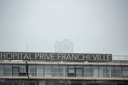 Téléchargez les photos : France, 19 mai 2024 : Bâtiment HOPITAL PRIVE FRANCHEVILLE extérieur par temps nuageux. - en image libre de droit
