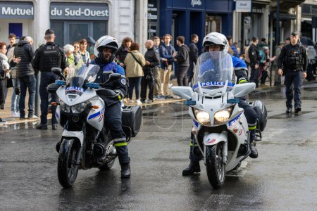 Téléchargez les photos : France, jour, 22 Mai 2024 : Des policiers patrouillent à moto lors d'un événement public. - en image libre de droit