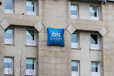 Téléchargez les photos : France, 22 mai 2024 : Bâtiment hôtelier Ibis Budget extérieur avec logo bleu. - en image libre de droit