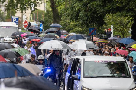Téléchargez les photos : France, 22 Mai 2024 : Crowd with umbrellas on a rainy day during a public event. - en image libre de droit