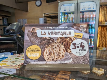 Téléchargez les photos : France, 11 mai 2024 : Affichage promotionnel de la baguette "La Veritable" au comptoir d'une boulangerie, avec une offre spéciale et les détails du produit. - en image libre de droit