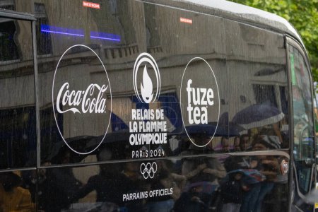 Téléchargez les photos : France, 22 Mai 2024 : Coca-Cola, Relais De Flamme Olympique Van Branding in Paris - en image libre de droit