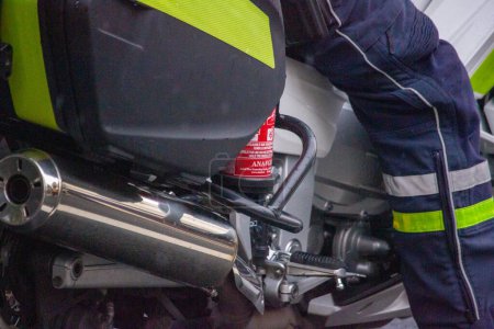 Téléchargez les photos : France, 22 mai 2024 : Gros plan sur une moto équipée d'un équipement de pompier et d'un extincteur - en image libre de droit