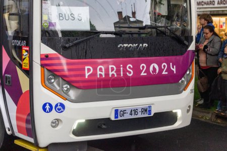 Téléchargez les photos : France, 22 mai 2024 : Paris 2024 Autobus olympique avec marquage stationné dans une rue pluvieuse - en image libre de droit