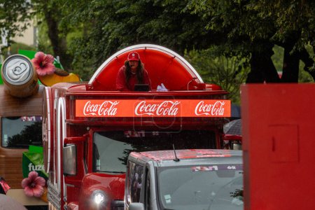 Téléchargez les photos : France, 22, Mai, 2024 : Coca-Cola camion dans un défilé avec une personne sur le dessus - en image libre de droit