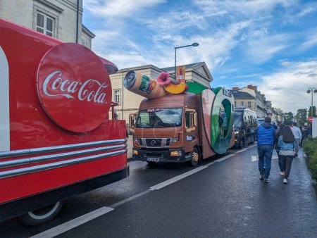 Téléchargez les photos : France, 22 Mai 2024 : Coca-Cola défilé de camions promotionnels dans une rue de la ville - en image libre de droit