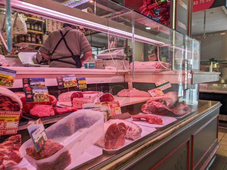 Téléchargez les photos : France, 9 mai 2024 : Exposition de viande de boucherie avec diverses coupes de viande fraîche - en image libre de droit