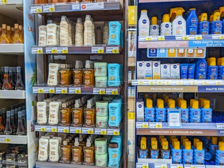 Téléchargez les photos : France, 8 mai 2024 : Des produits solaires sur les étagères d'un supermarché - en image libre de droit