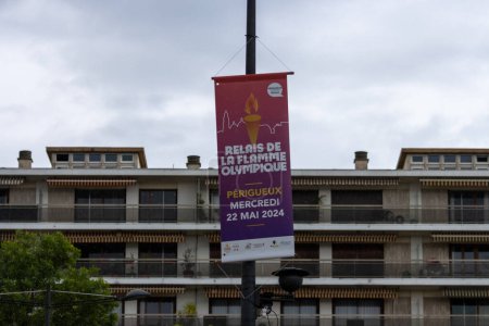 Téléchargez les photos : France, 22 mai 2024 : Bannière de relais de la flamme olympique à Périgueux - en image libre de droit