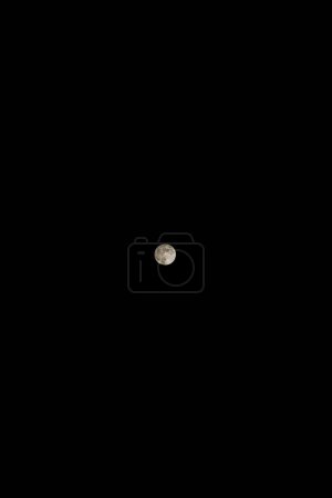 Foto de Una luna llena sobre un fondo negro perfecto. - Imagen libre de derechos